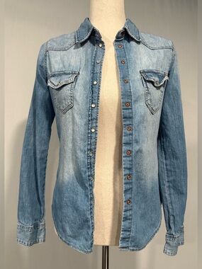 H&M Women’s Light Blue Denim Snap Top